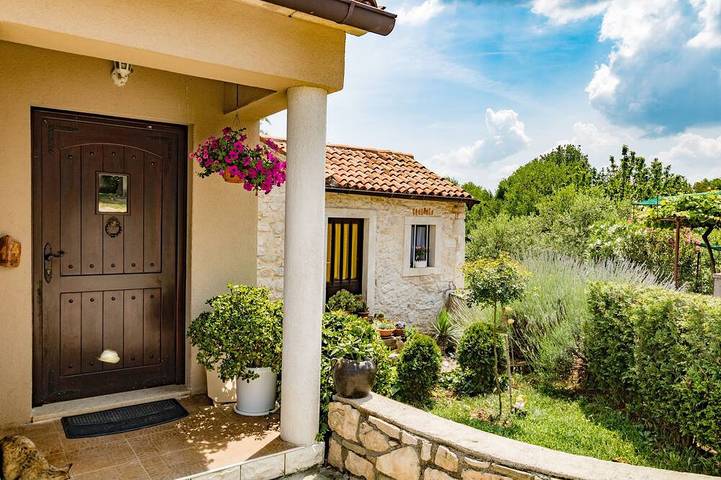 Ferienhaus für 6 Personen, mit Balkon und Whirlpool sowie Garten, mit Haustier