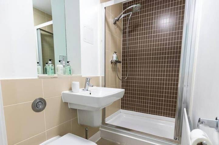 Ganze Wohnung, 2Bed | 2Bath | Parking | Walk to Sainsbury’s in Milton Keynes, Südostengland