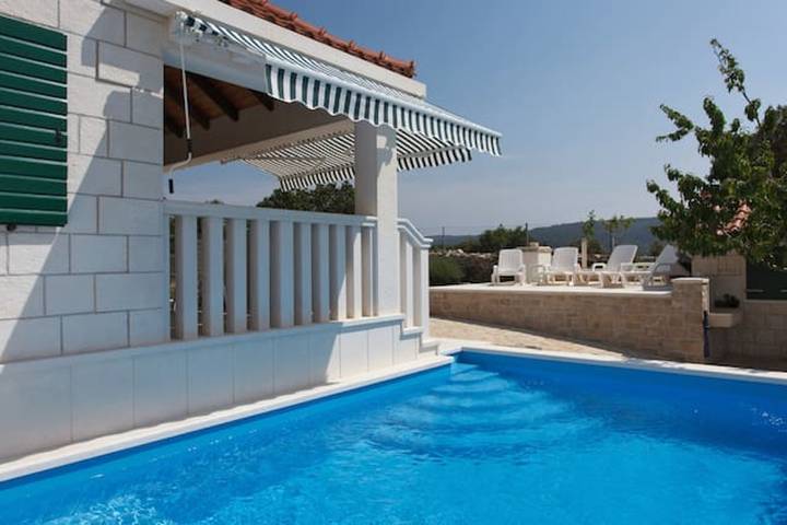 Villa pour 4 personnes, avec piscine et terrasse ainsi que balcon/terrasse et jacuzzi, animaux acceptés dans Brac - 2