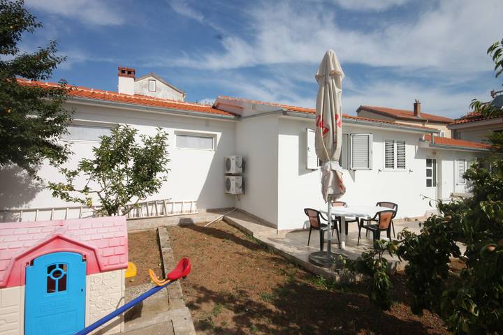 Ganze Wohnung, 1-Zimmer-Ferienwohnung mit Terrasse Preko, Ugljan A-8232-b in Plaža Jaz, Poljana