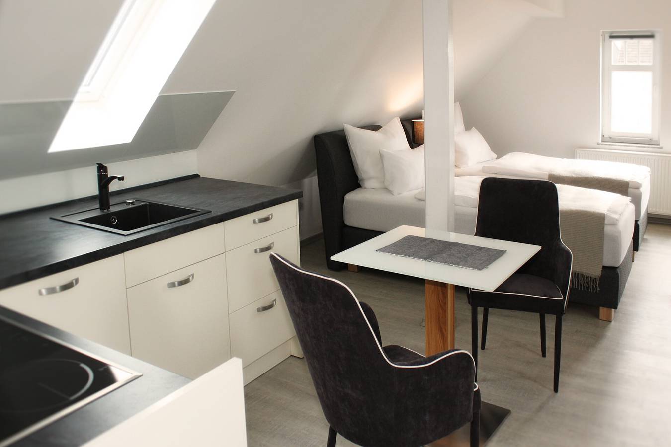 Ganze Wohnung, Apartment „Rose“ mit Bergblick, Wlan und Klimaanlage in Höhr-Grenzhausen, Westerwald