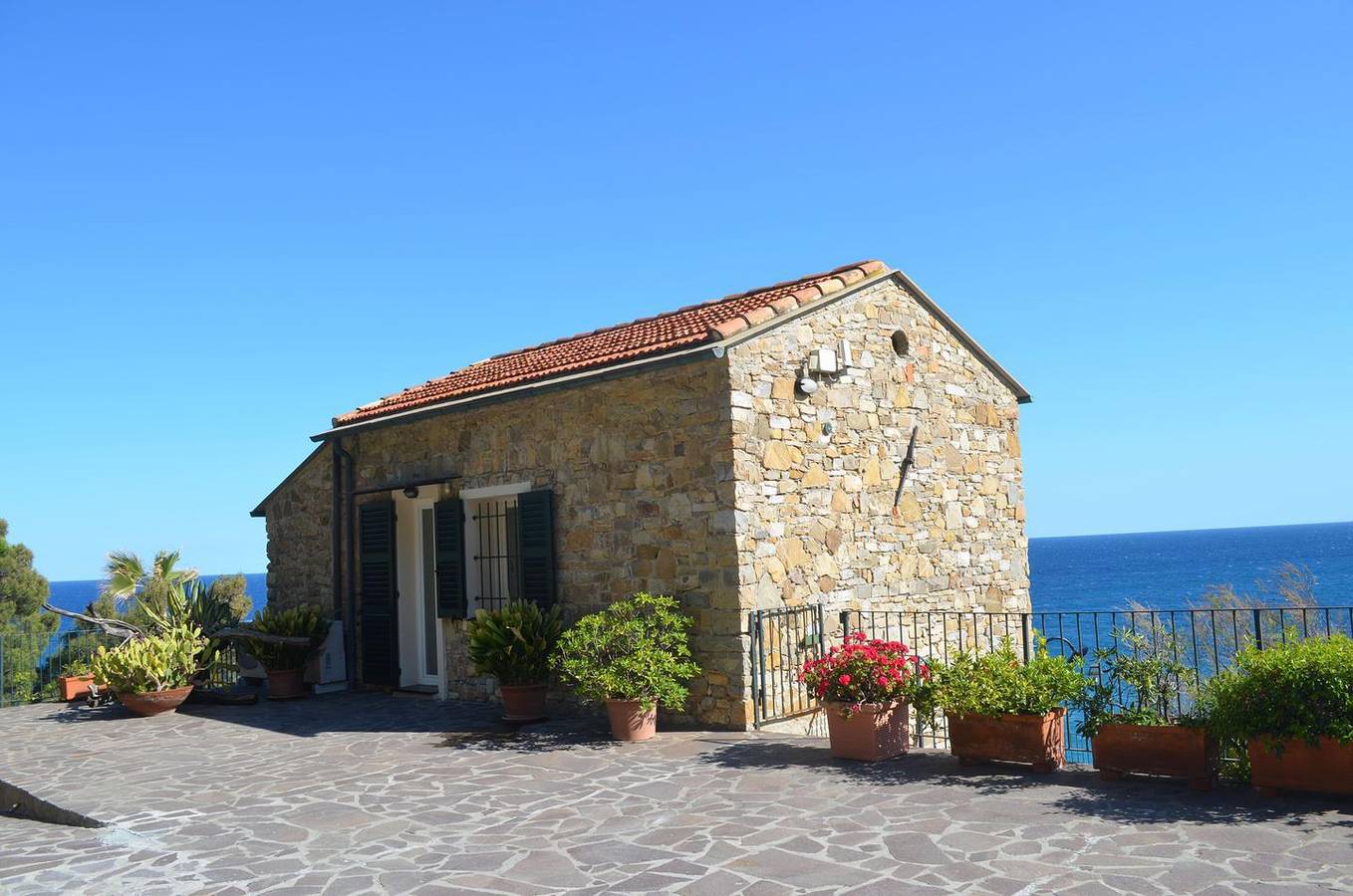 Freistehendes Natursteinhaus in atemberaubendes Panoramalage direkt am Meer in Oneglia, Imperia