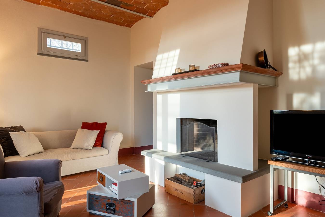 Entire apartment, Holiday Home 'Magazzino 4 Superior' with Shared Pool, Wi-Fi and Air Conditioning in Arezzo Province