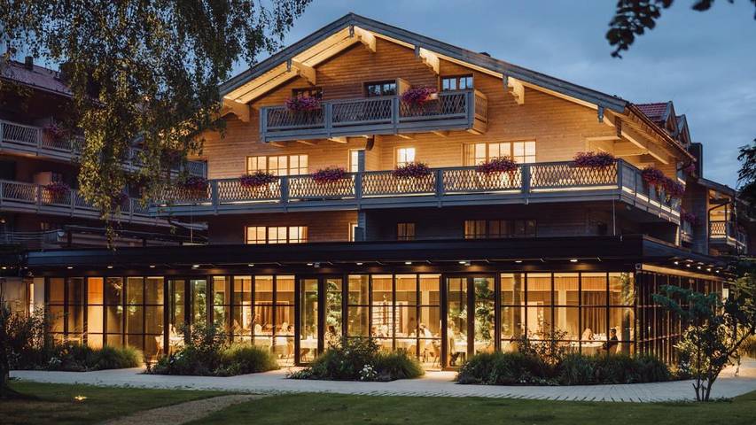 Hotel voor 3 personen, with uitzicht op het meer and zwembad as well as tuin and sauna, met huisdier in Rottach-Egern