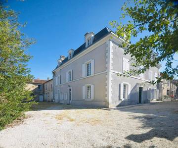 Location de vacances pour 13 personnes, avec jardin à Ruffec