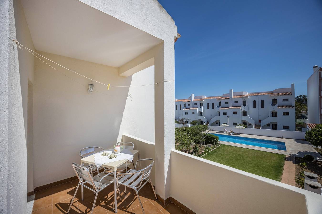 Apartamento inteiro, Apartamento de Férias Villas Brites nº3 com Varanda, Piscina Partilhada e Wi-Fi in Praia do Burgau, Parque Natural do Sudoeste Alentejano e Costa Vicentina