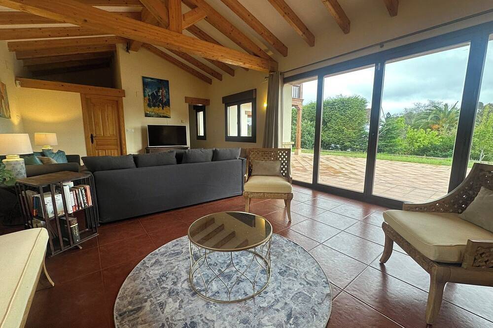 Casa Eloy: Spacious rural house with heated pool, 8 min from Merón Beach in Argüeru, Villaviciosa
