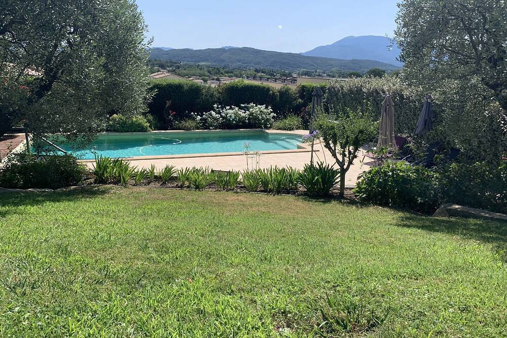 Self-catered villa with private pool in a flowery garden with trees in Vaison-la-Romaine, Parc naturel régional du Mont-Ventoux