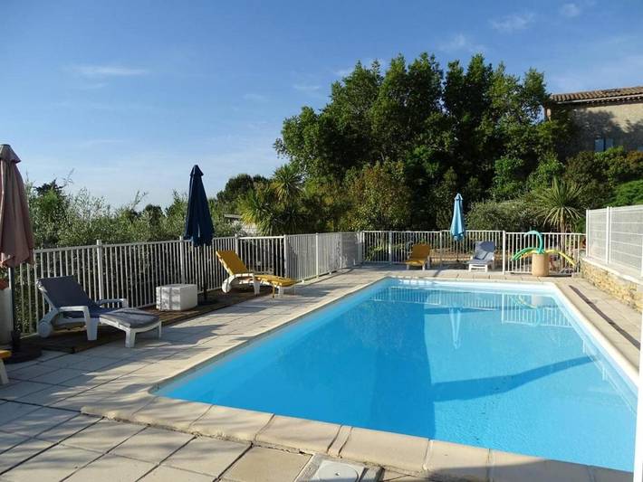 Location de vacances pour 3 personnes, avec piscine ainsi que jardin et terrasse à Cardet