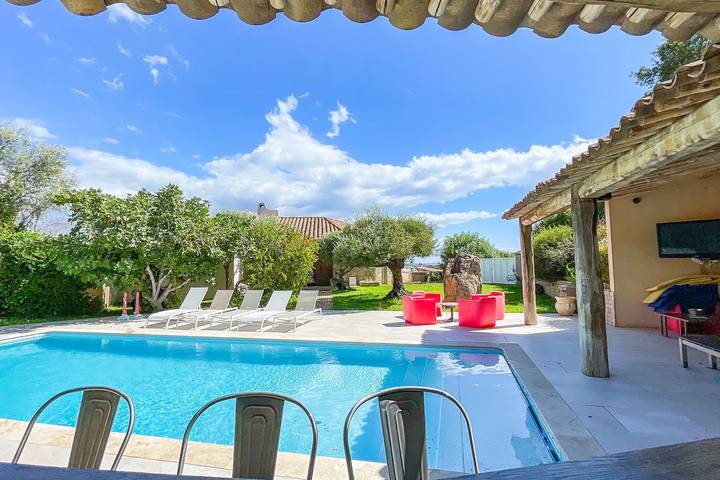 Villa pour 10 personnes, avec terrasse ainsi que piscine et jardin, animaux acceptés à Porto-Vecchio