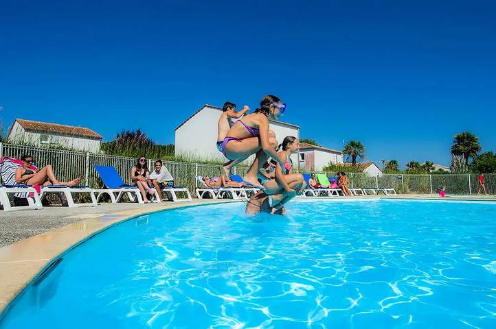 Villa pour 8 personnes, avec terrasse et piscine, animaux acceptés en Charente-Maritime - 2