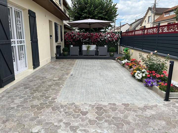 Family Room with Private Bathroom in Bondy, Seine-Saint-Denis