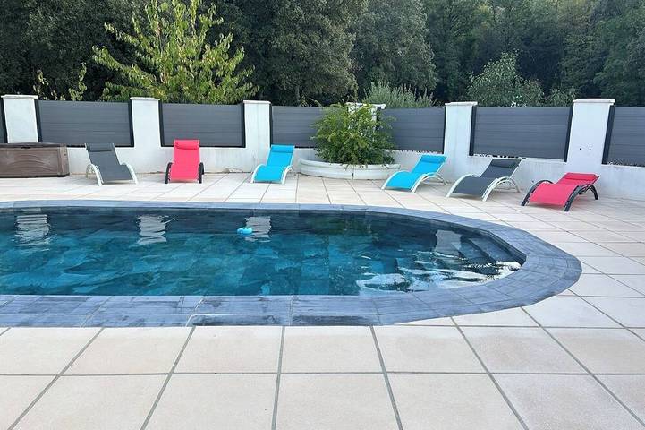 Maison de vacances pour 6 personnes, avec terrasse ainsi que jacuzzi et jardin