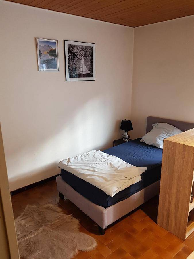Appartement entier, Grand studio dans une résidence prive avec une cuisine et salle de bain séparé un parking gratuit et une magnifique vue sur les montagness in Marnaz, Région de Bonneville