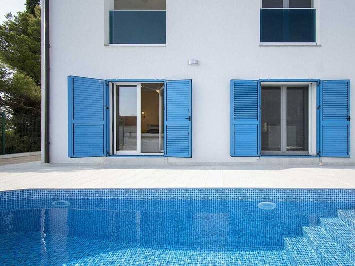 Villa pour 10 personnes, avec piscine ainsi que jardin et terrasse à Brodarica - 2