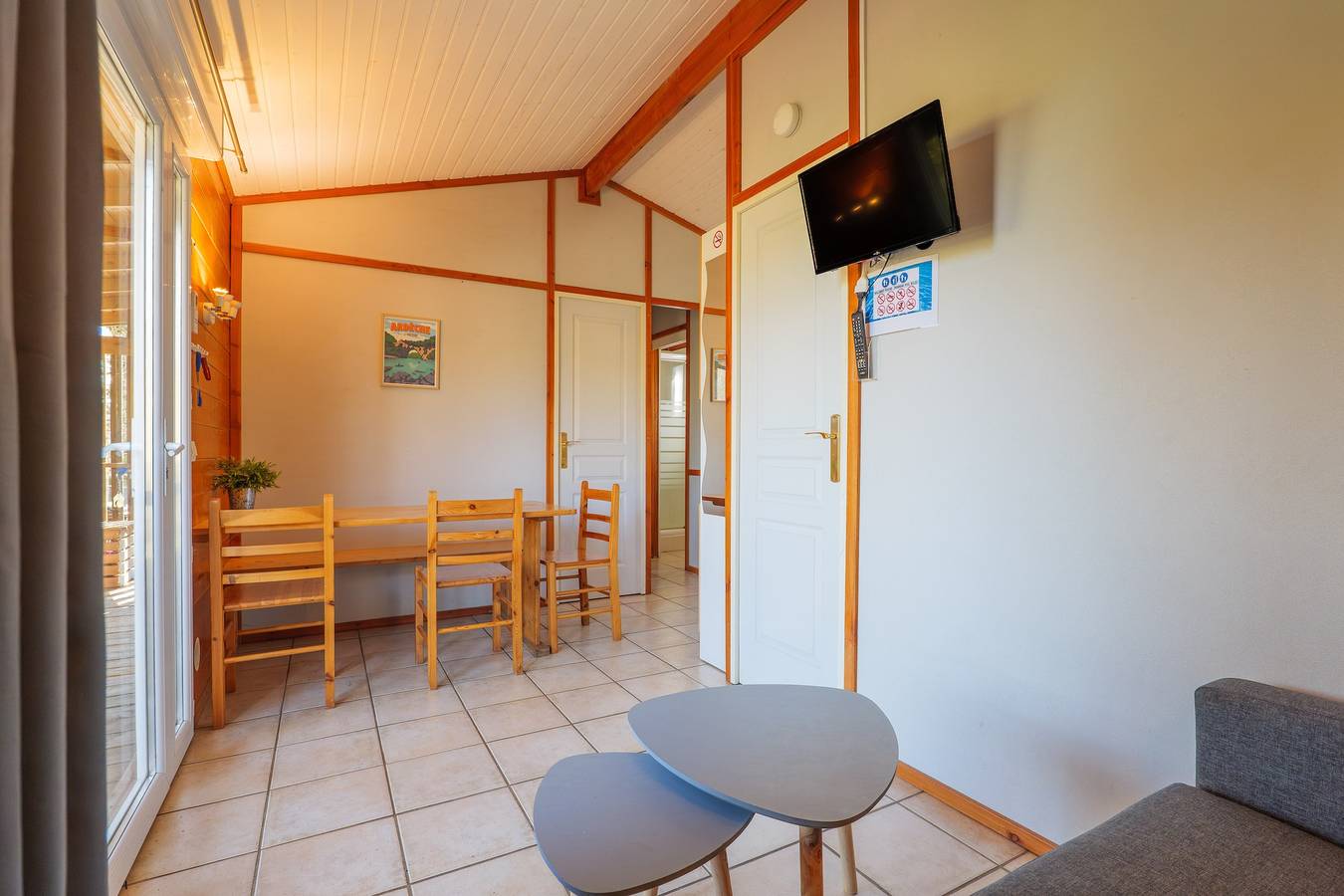 Appartement entier, 'Les Gîtes de Chauzon 3' avec piscine partagée et climatisation in Chauzon, Ardèche
