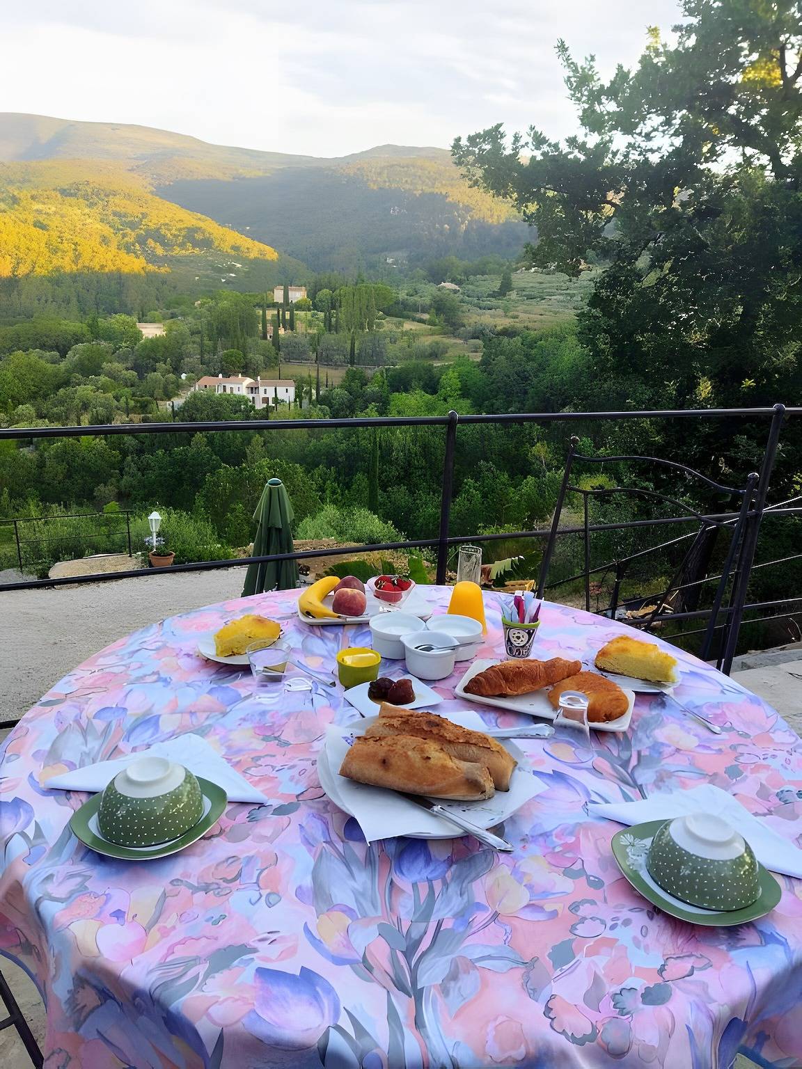 Chambre d’hôtes « Charmante chambre double dans villa » avec vue montagne, Wi-Fi, climatisation in Fayence, Région de Draguignan
