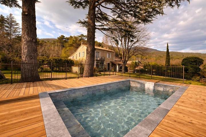 Location de vacances pour 8 personnes, avec vue ainsi que jardin et piscine, animaux acceptés à Le Poët-Laval