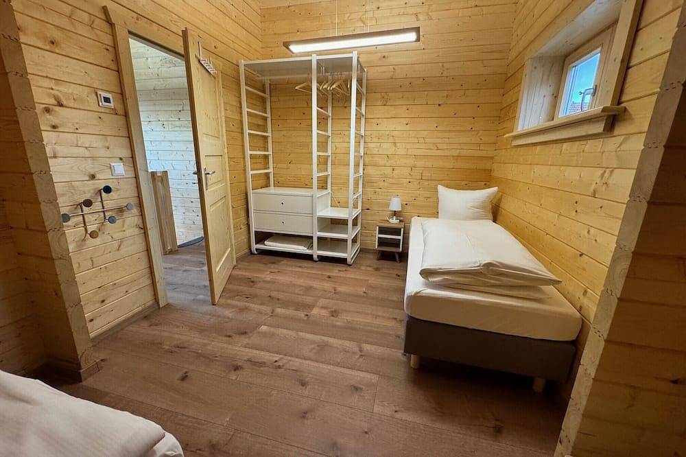 Ganze Wohnung, Holzblockhaus mit 70 qm, 2 Schlafzimmer, 1 Wohn- / Schlafbereich, max. für 6 Personen in Suedlicher Schwarzwald, Lenzkirch