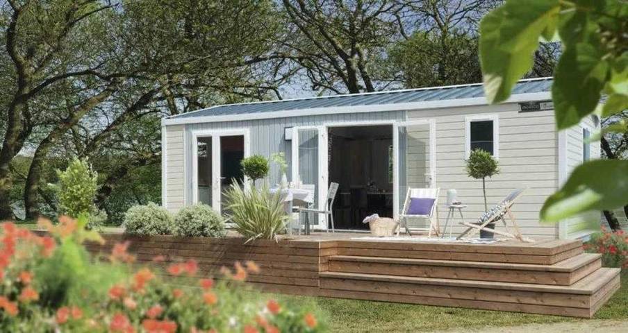 Camping pour 4 personnes, avec jardin et piscine ainsi que bassin pour enfant et terrasse