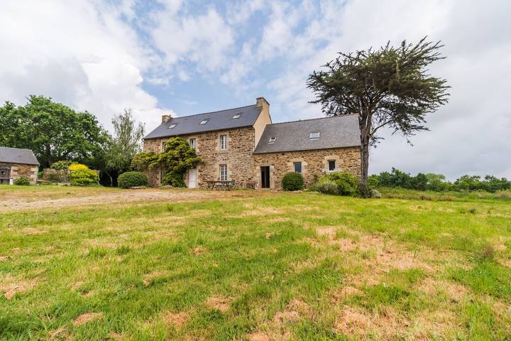 Location de vacances pour 10 personnes, avec jardin à Minihy-Tréguier