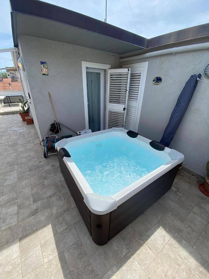 Loft per 5 persone, con idromassaggio e piscina nonché terrazza, con animali domestici a Livorno