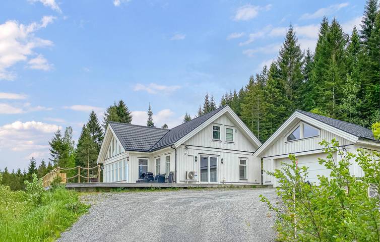 Ferienhaus für 10 Personen, mit Terrasse und Garten in Nesset
