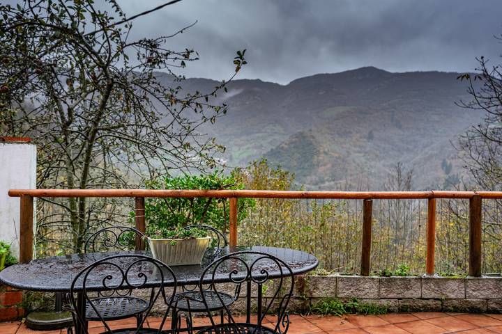 Ganze Wohnung, Ferienwohnung 'El Ablanu, Whirlpool & Bergblick' mit Terrasse, WLAN & Aussicht in Proaza, Cordillera Cantábrica