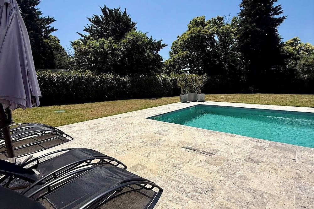 Exceptional villa with swimming pool, large garden and children's play area in Berre-les-Alpes, Nizza und Umgebung