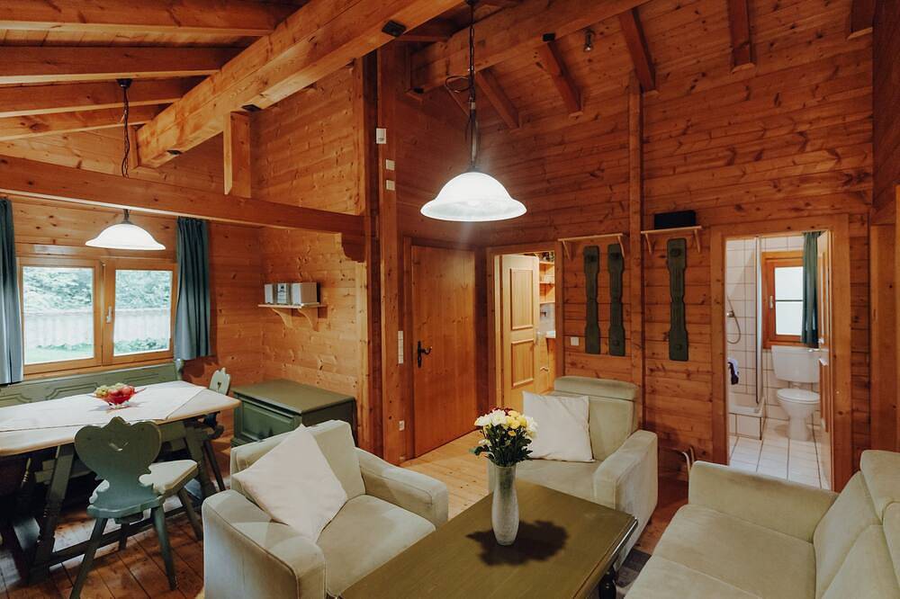 Ganze Wohnung, Gemütliches Holzblockhaus m überdachter Veranda Ht - Naturerlebnisdorf in Stamsried, Ostbayern