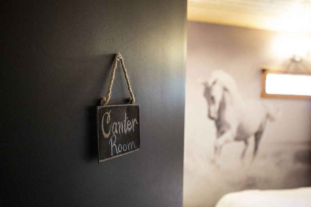 Gorgeous Grand Loft nur wenige Schritte von der Innenstadt von Cafés / Cafés in Nelson, Whitewater Ski Resort