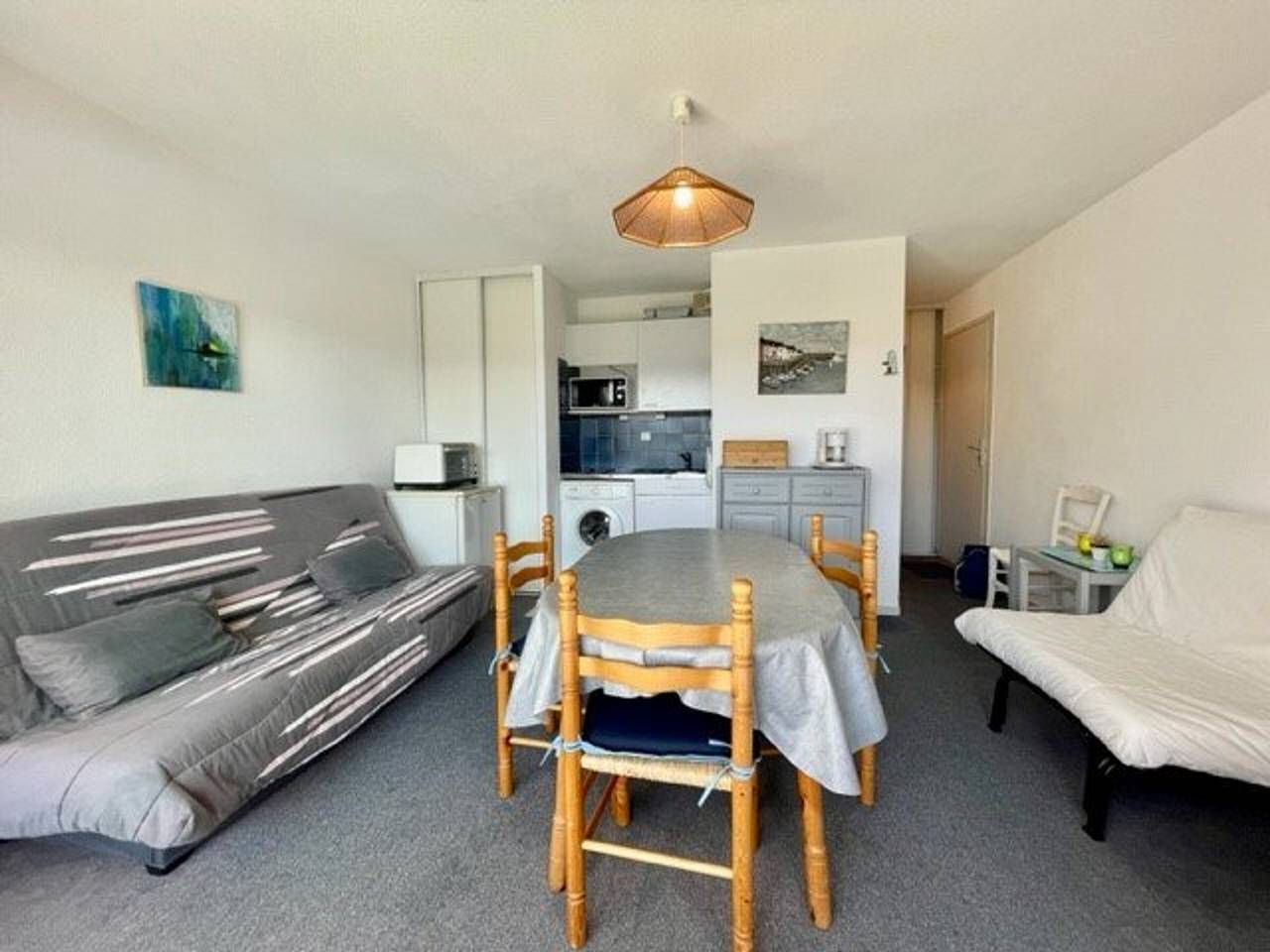 Entire apartment, Quiberon - Cozy 1Br Apartment with Balcony & Pool Access, 1km from Beach in Quiberon, Côte des Mégalithes
