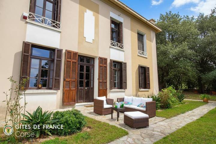 Gîte pour 6 personnes, avec Terrasse et Jardin ainsi que Piscine et Vue à Bastia - 4