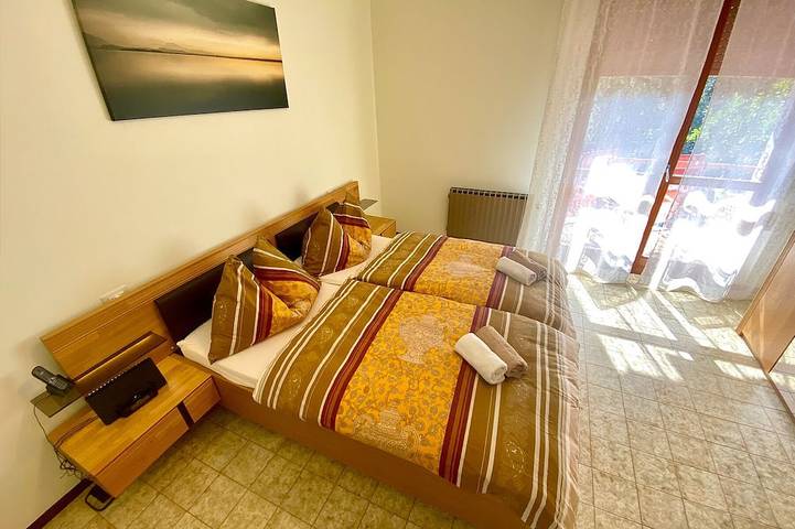 Ganze Wohnung, Fewo Limone: Pool, Klimaanlage, Parkplatz mit Ladest. 22Kw, 250 Meter zum See in Maderno, Toscolano-Maderno