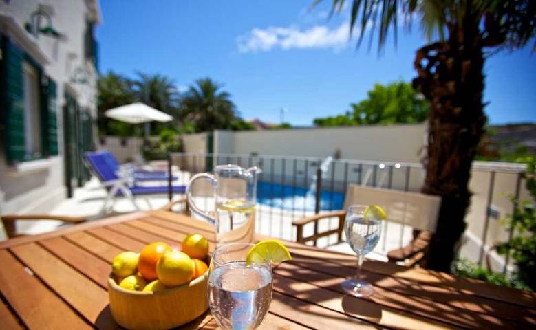 Villa pour 8 personnes, avec piscine ainsi que sauna et jardin, animaux acceptés à Supetar - 2