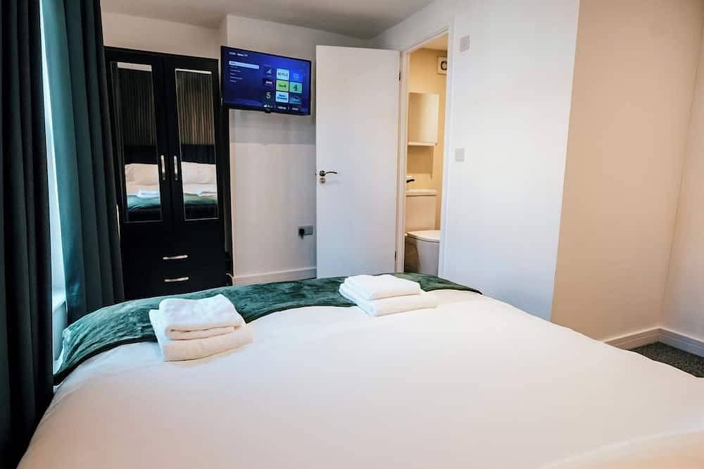 4Br(Sleeps 8)3Bathr Hot Tub, Wifi, Tvs in 4 Rooms, 3min walk Kingsholm Stadium in Gloucester (UK), Gloucestershire