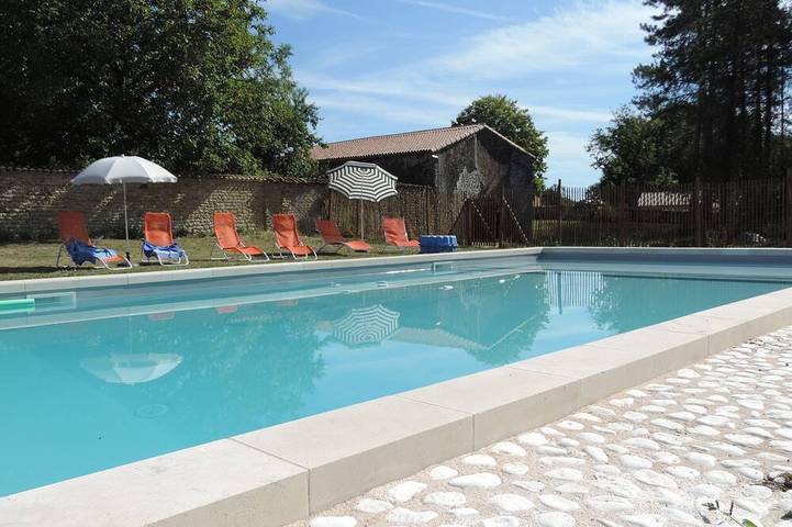 Gîte pour 18 personnes, avec piscine et jardin à Montreuil-Bonnin