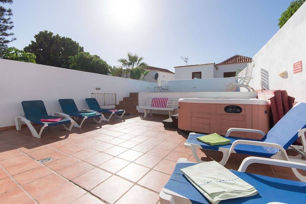Villa Americas. Beautiful 6 Bedroom Villa. Private Heated Pool in Playa de las Américas, Arona