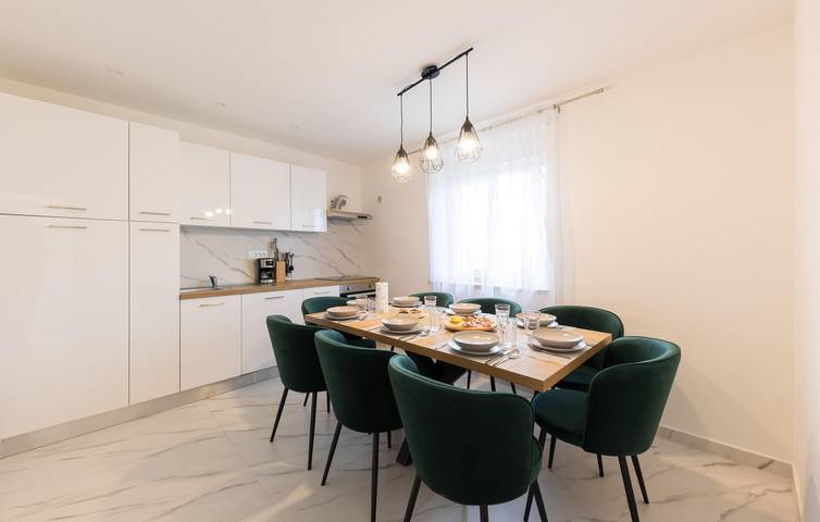 Geräumige 2-Zimmer-Wohnung mit Pool, Terrasse und WLAN in Dalmatinisches Zagora
