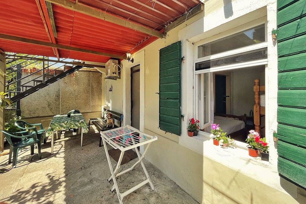 Ganze Wohnung, 1-bedroom apartment with 3 beds + private parking in Tivat, Boka Kotorska