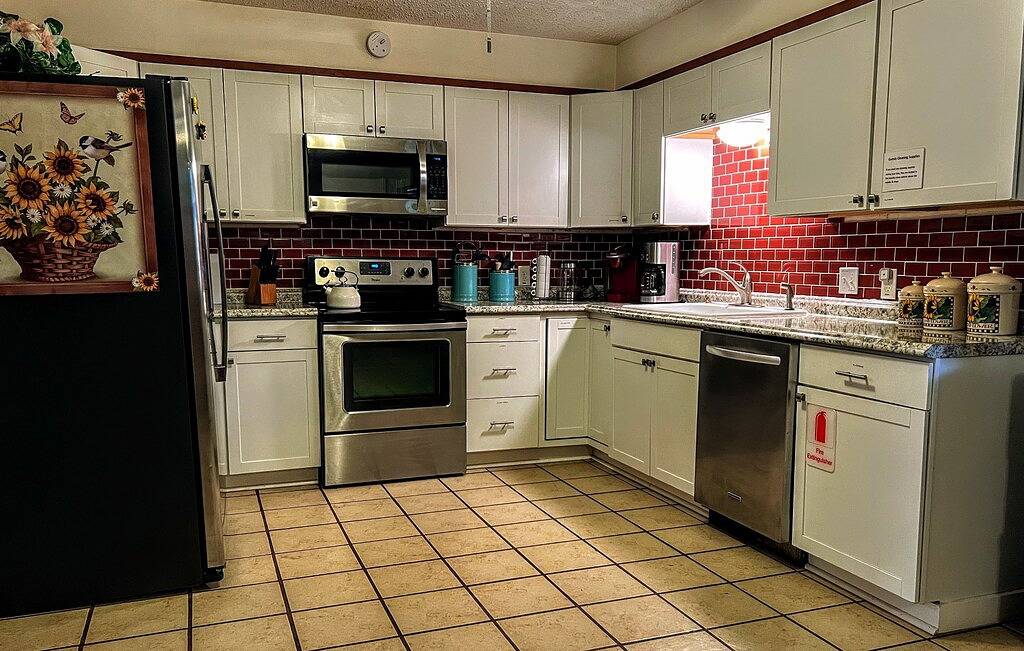 Sunflower House - Large Covered Patio & Great Family Spaces - Centrally Located in San Angelo, Tom Green County