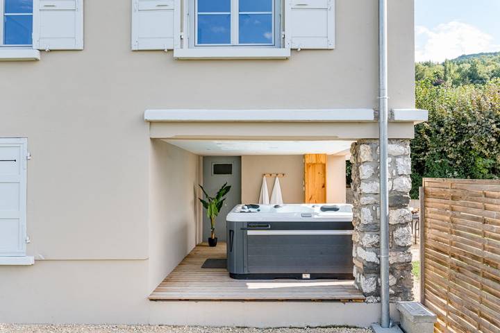 Gîte pour 6 personnes, avec terrasse et jacuzzi ainsi que sauna et jardin dans Lac de Paladru - 2