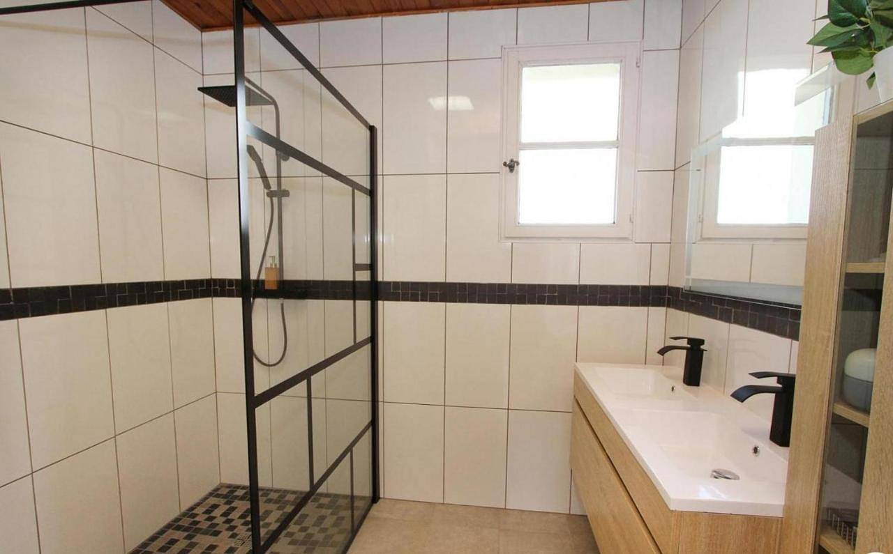 Family Room with Bathroom in Le Grand-Serre, Région de Valence