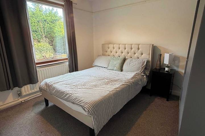 Large 4 Bed with Parking in Warwickshire
