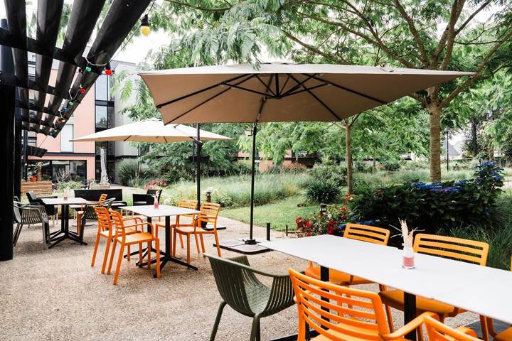 Appart’hôtel pour 2 personnes, avec Balcon et Terrasse ainsi que Jardin et Piscine