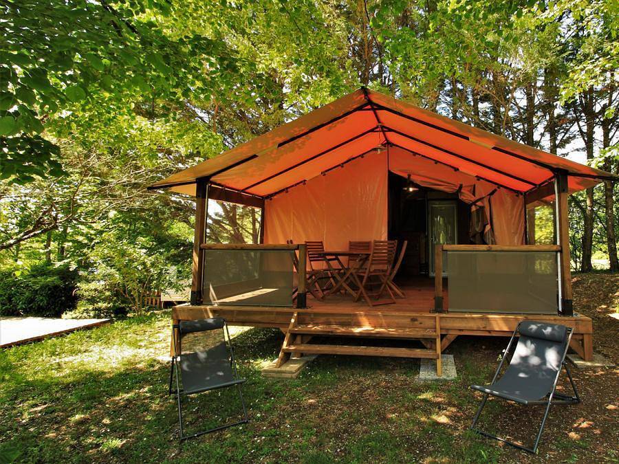 Camping Au P'tit Bonheur - Safarizelt 5 personen - Zelt Lodge Victoria 30 m² mit Bad - überdachte Terrasse 5 Pers. in Peyrillac-et-Millac, Périgord Noir