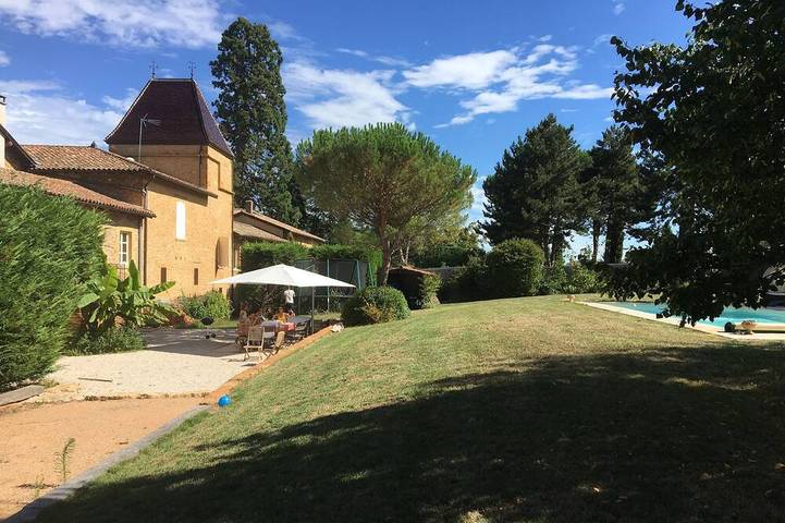 Gîte pour 11 personnes, avec jardin et balcon à Morancé