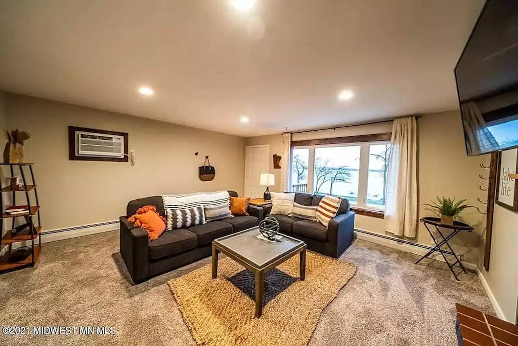 Ganze Wohnung, Lakefront Condo, 2 bedroom, with Dock & Private Patio! Walk to Restaurants! in Detroit Lakes, Becker County