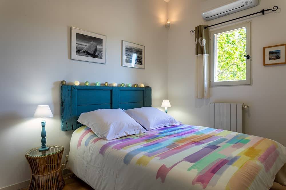 Very Nice Provençal House 6 people countryside garden swimmingpool play area Spa in Grans, Region de Aix-en-Provence