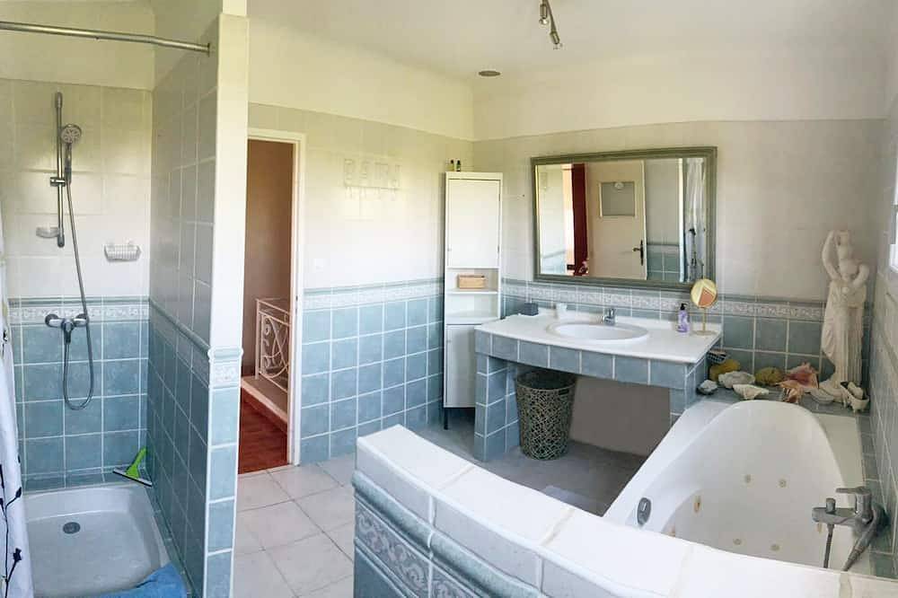 Quiet and tranquility near the alpilles in this house with swimming pool in Rognonas, Arles region